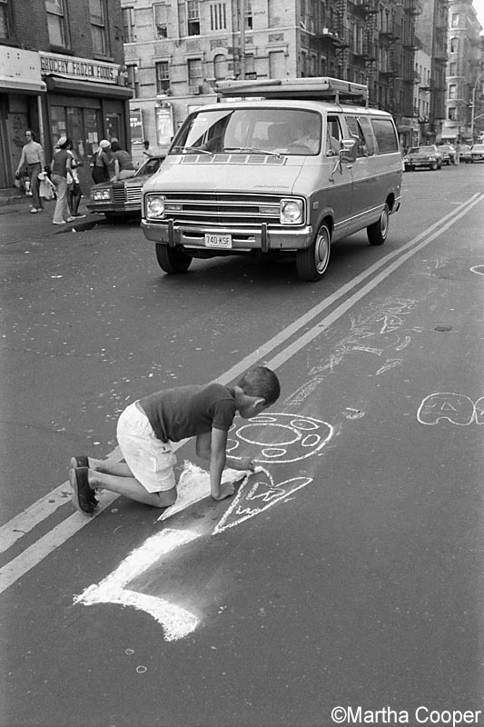 LOADING Martha Cooper vine rue enfants qui jouent