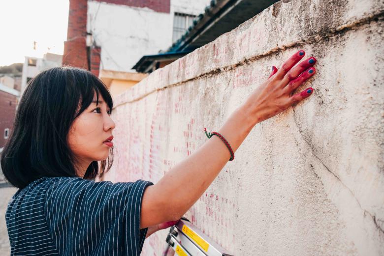 LOADING artiste Jazoo Yang peignant sur mur 